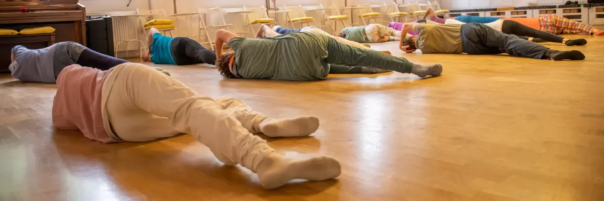 Wahrnehmung am Boden in einer Feldenkrais-Gruppe