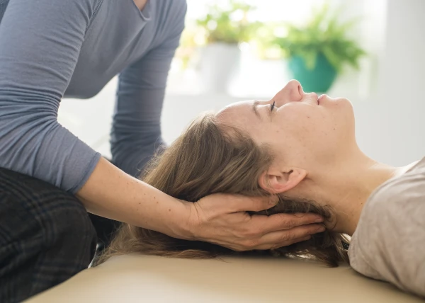 Eine Patientin bekommt eine Einzelbehandlung nach Feldenkrais: Funktionale Integration