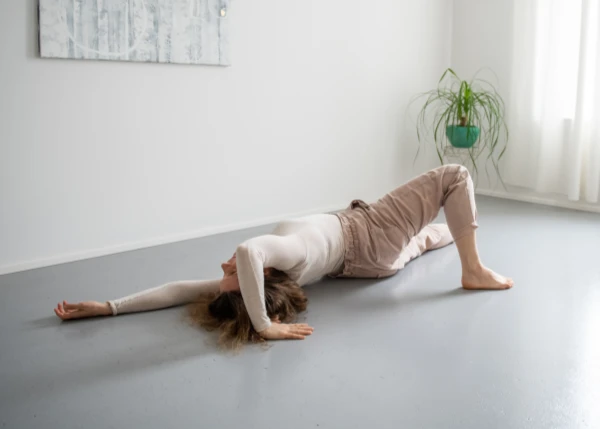 Frau nimmt zuhause an einer Feldenkrais-Lektion teil